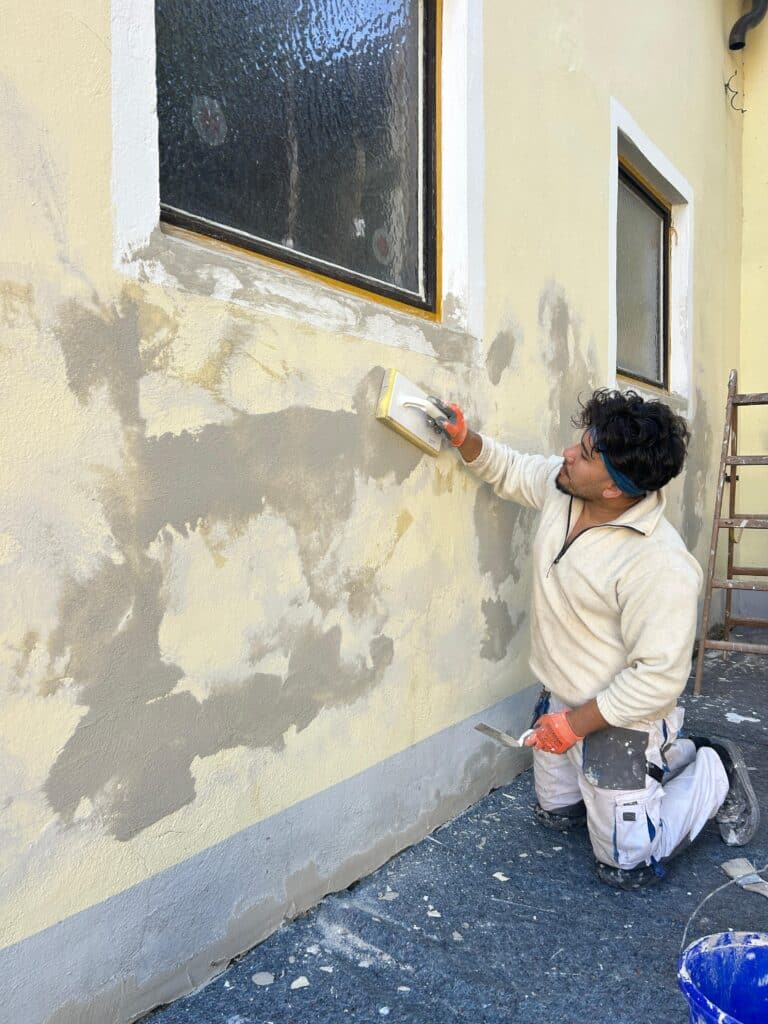 Ali Alizadah von Maler Gedik beim Ausbessern einer Fassade