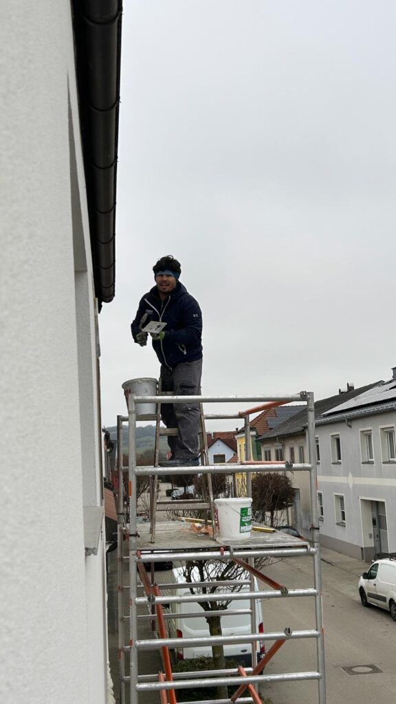 Ali Alizadah von Maler Gedik auf dem Gerüst bei der Fassadenbeschichtung