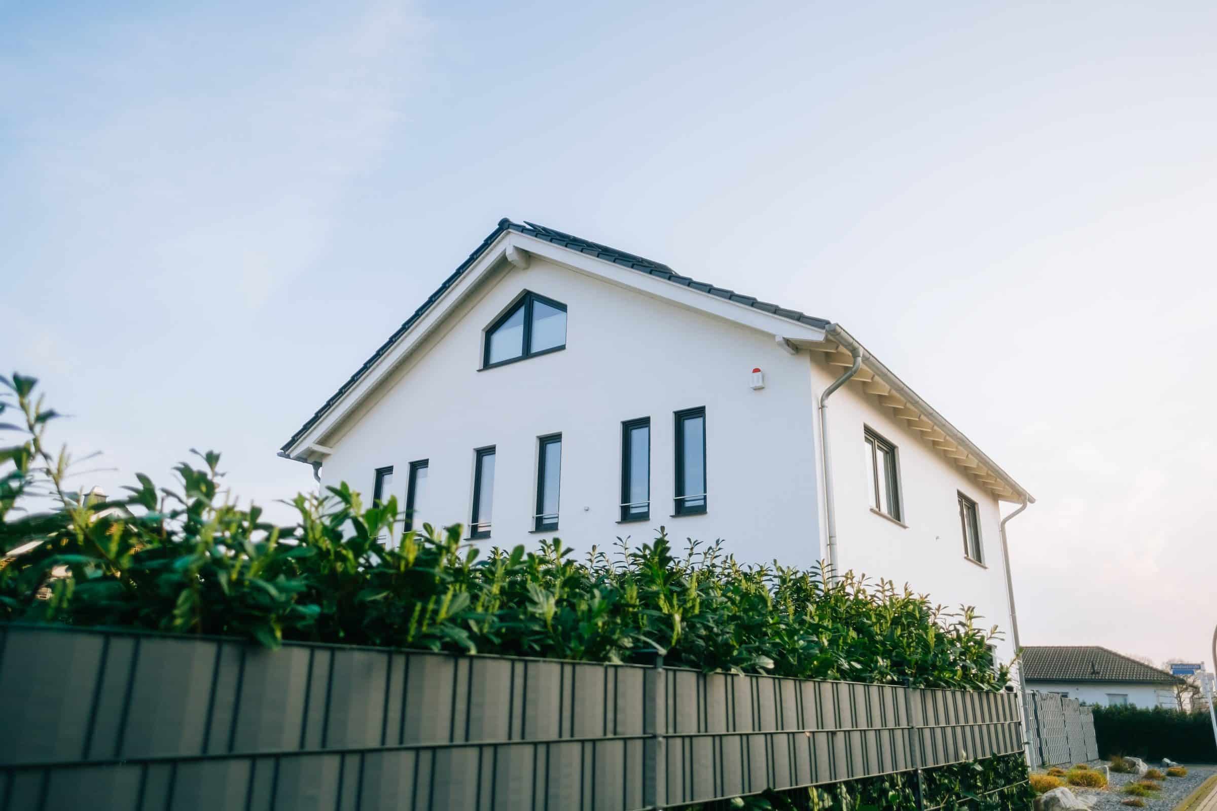 Frisch beschichtete weiße Fassade eines modernen Einfamilienhauses