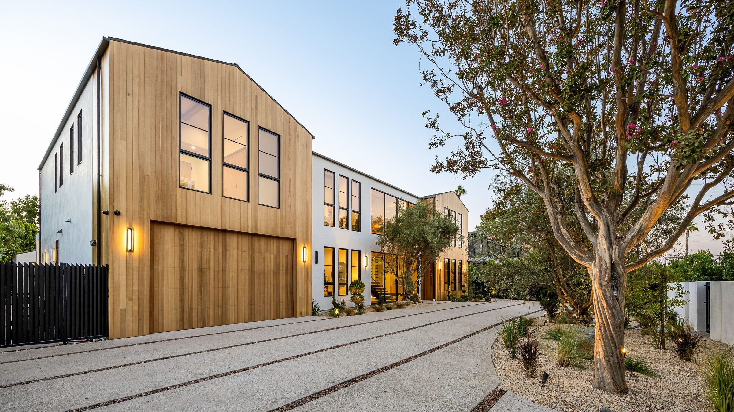 Modernes Haus mit gepflegter Holzfassade