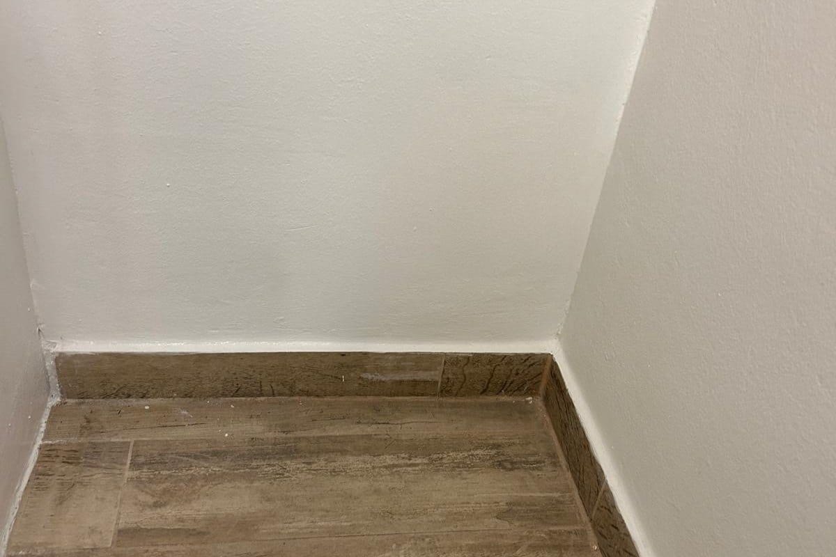 Schimmelsanierung nachher: dieselbe Raumecke von Maler Gedik saniert, Wand trocken und frisch ausgemalt