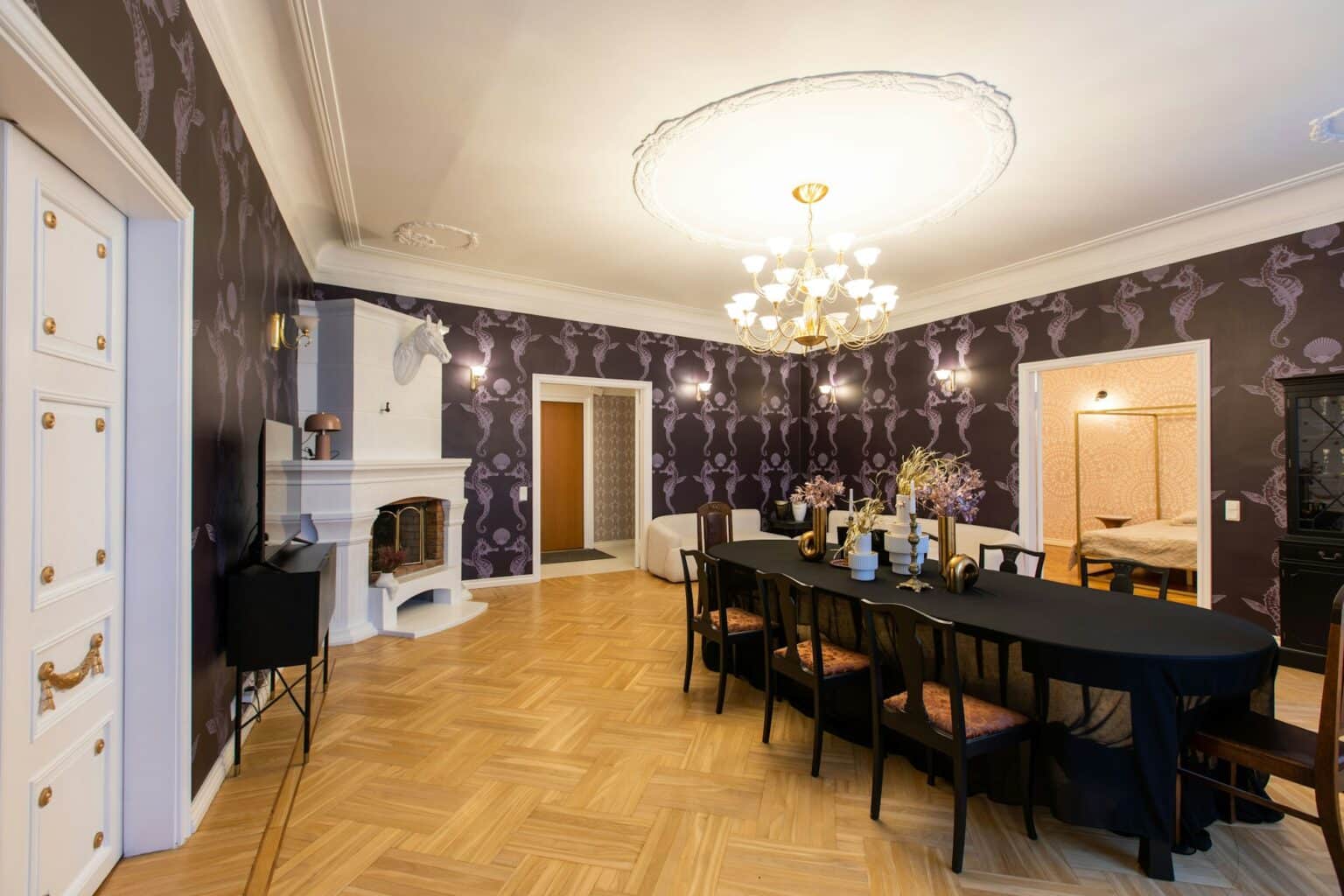 Esszimmer mit dunkler Mustertapete und Stuckdecke